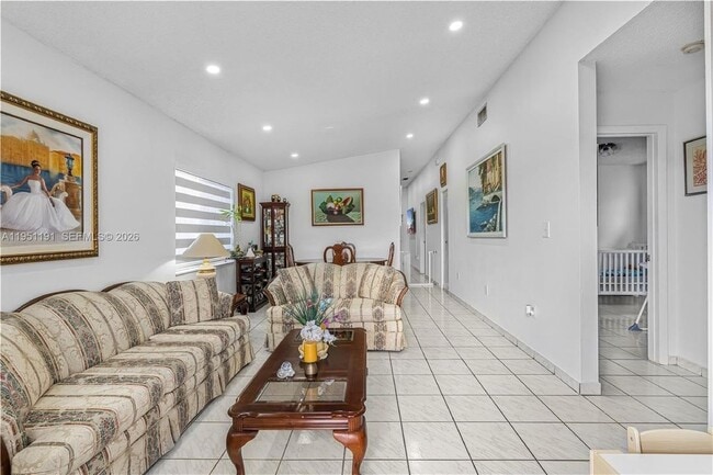 7117 W 30th Ln in Hialeah, FL - Foto de edificio - Building Photo