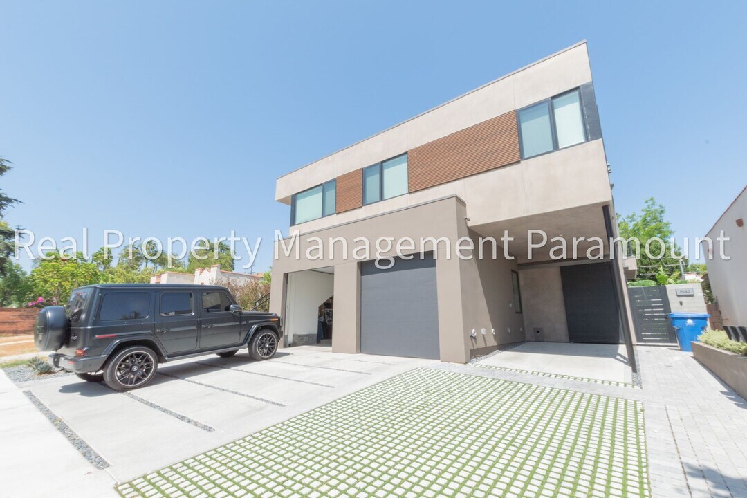1542 N Hoover St in Los Angeles, CA - Building Photo
