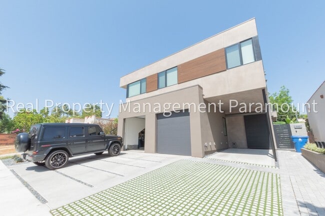 property at 1542 N Hoover St