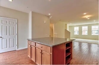 6 Bond St in North Brunswick, NJ - Foto de edificio - Building Photo