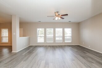 121 Castle Dr in Hutto, TX - Building Photo - Building Photo