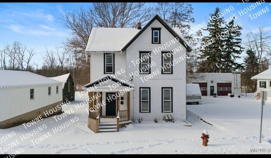 30 Cedar St in Akron, NY - Building Photo