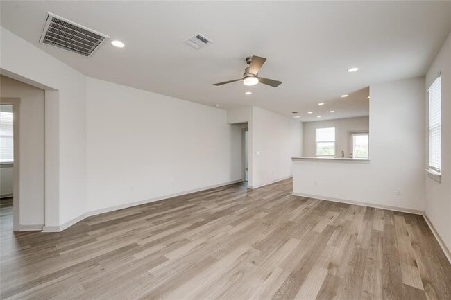 8004 Linnie Ln in Austin, TX - Building Photo - Building Photo