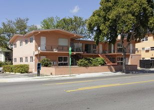 1595 NE 125th St in North Miami, FL - Foto de edificio - Building Photo