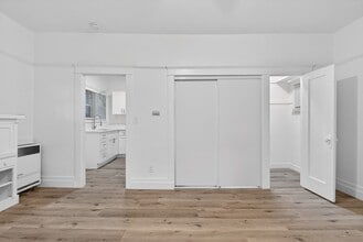 1049 E 5th St in Long Beach, CA - Foto de edificio - Building Photo