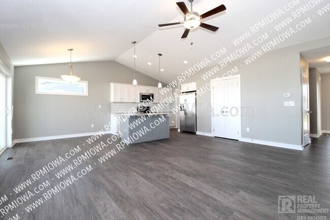 1821 Southbridge Dr in Adel, IA - Foto de edificio - Building Photo