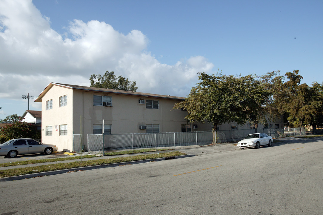 520 SW 25th St in Hialeah, FL - Building Photo