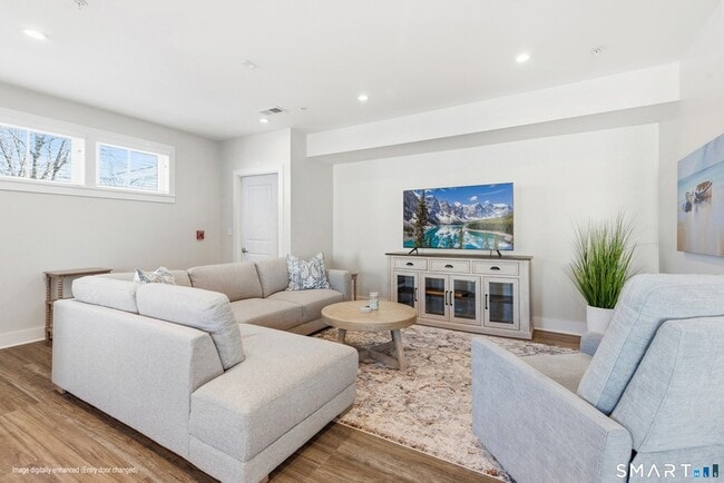 82 Wall St, Unit 200 in Madison, CT - Foto de edificio - Building Photo