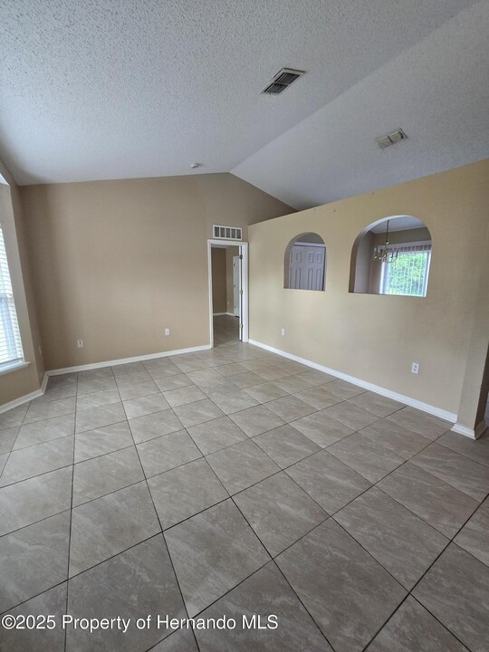 2072 Haulover Ave in Spring Hill, FL - Building Photo