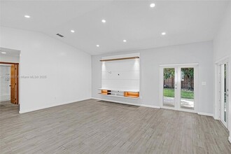 11482 SW 181st St in Miami, FL - Foto de edificio - Building Photo