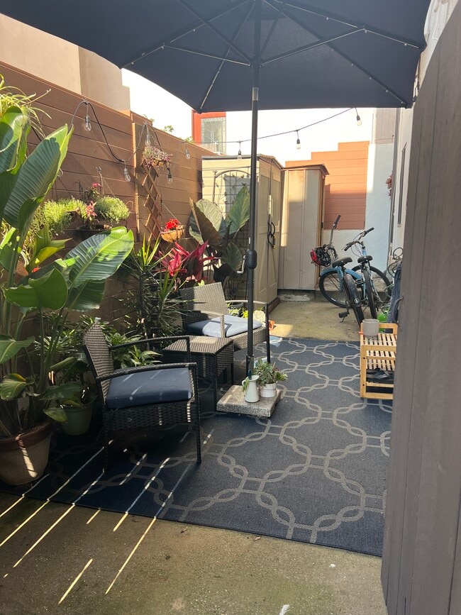 4015 Crest Dr, Unit B in Manhattan Beach, CA - Foto de edificio - Building Photo