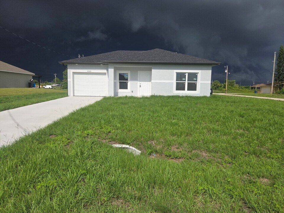 2305 Loraine Ave S in Lehigh Acres, FL - Building Photo