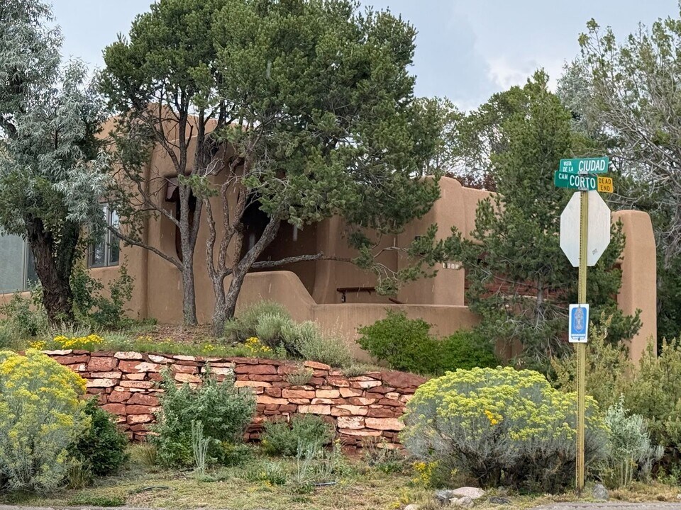 1387 Cam Corto in Santa Fe, NM - Building Photo