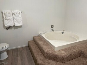 4640 Koval Ln in Las Vegas, NV - Building Photo - Building Photo