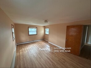 33 Lansingville Rd in Lansing, NY - Foto de edificio - Building Photo