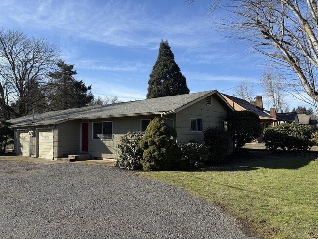 210 Sunnyside Dr in Eugene, OR - Building Photo - Building Photo