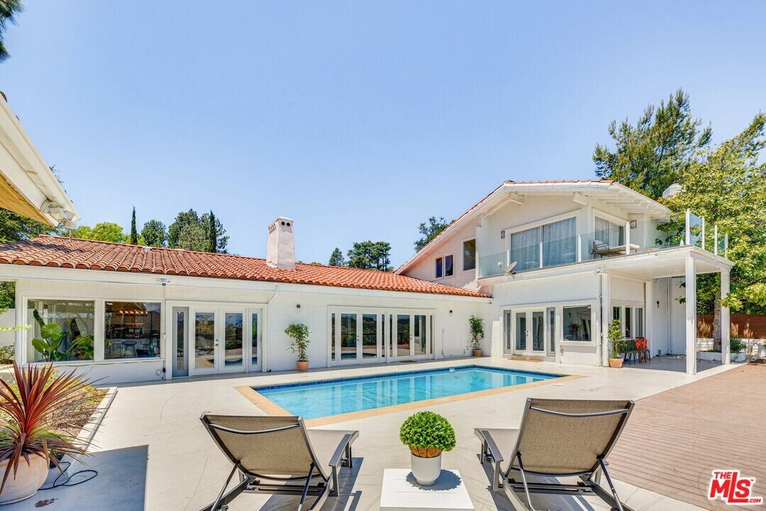 1410 Stradella Rd in Los Angeles, CA - Building Photo