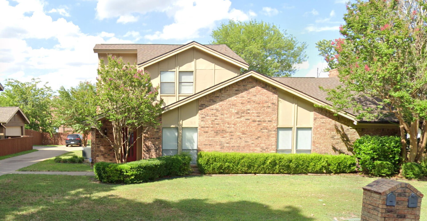 6426 Lago Vista Dr in Benbrook, TX - Building Photo