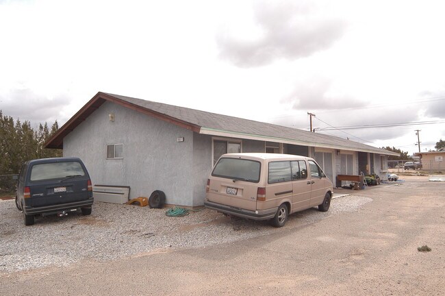 16077 Juniper St in Hesperia, CA - Foto de edificio - Building Photo
