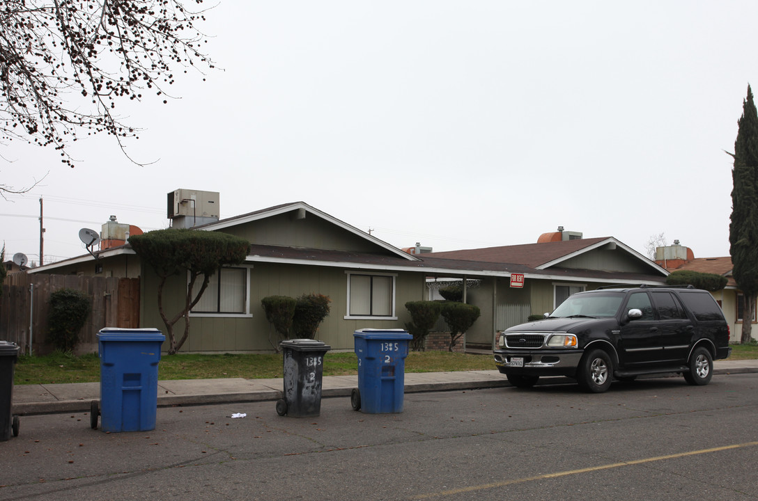 1385 Lambert Way in Turlock, CA - Foto de edificio