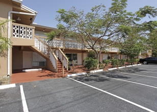 Imperial Point Apartments in Fort Lauderdale, FL - Building Photo - Building Photo