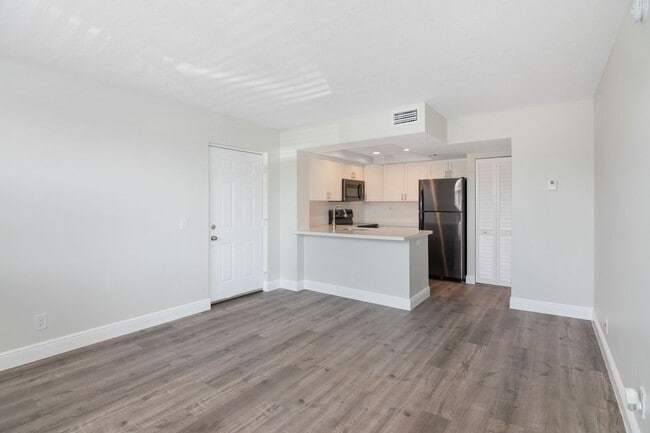 708 Executive Center Dr in West Palm Beach, FL - Building Photo - Building Photo