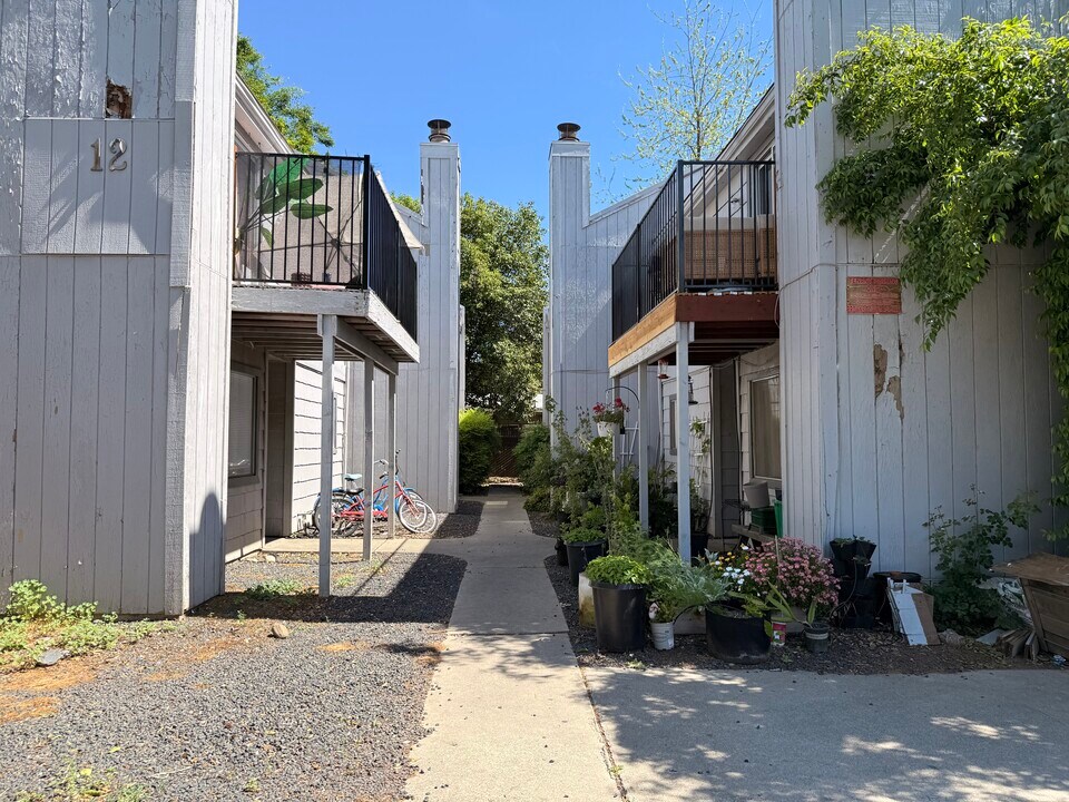 13 Klondike Ct, Unit B in Chico, CA - Building Photo