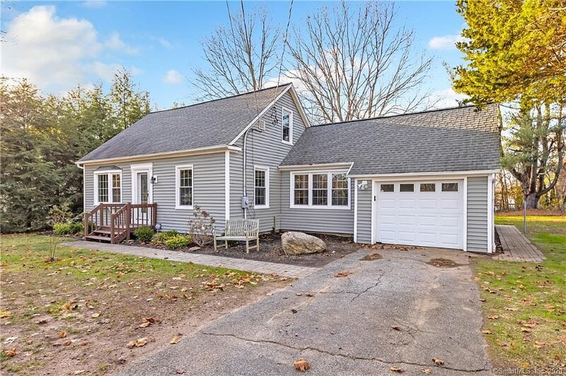 121 Nichols Ave in Shelton, CT - Building Photo