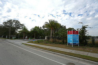 Bent Pine Condos in St. Petersburg, FL - Foto de edificio - Building Photo