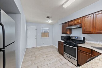 2011 E Stassney Ln in Austin, TX - Building Photo - Building Photo