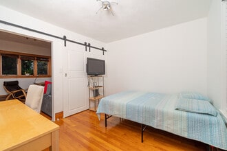 11 Hinckley St, Unit 1 in Somerville, MA - Building Photo - Building Photo