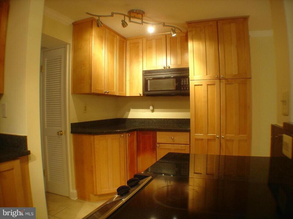 806 S Arlington Mill Dr-Unit -103 in Arlington, VA - Building Photo