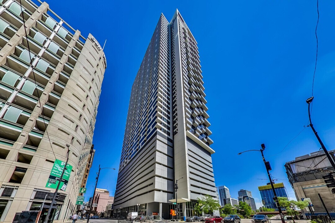 235 W Van Buren St in Chicago, IL - Building Photo