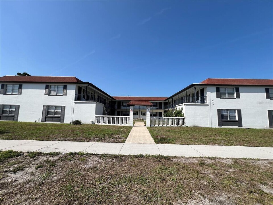 955 Knox McRae Dr in Titusville, FL - Building Photo