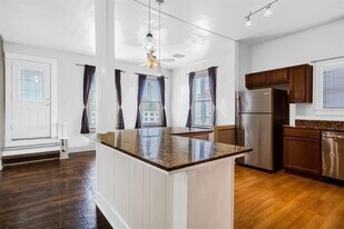 2102 Avenue O 1/2 in Galveston, TX - Building Photo