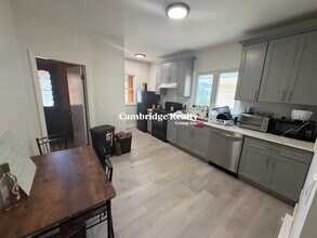 100 W Adams St, Unit 100 in Somerville, MA - Building Photo - Building Photo