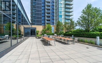 33 Singer Ct in Toronto, ON - Building Photo - Building Photo