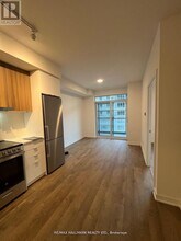 30 Upper Mall Wy in Vaughan, ON - Building Photo - Building Photo