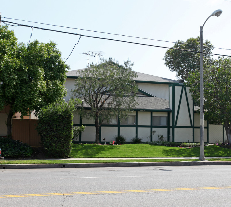 18020 Burbank Blvd in Encino, CA - Building Photo