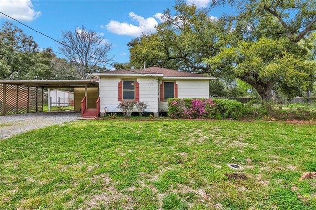 3702 Travis Dr in Beaumont, TX - Foto de edificio - Building Photo