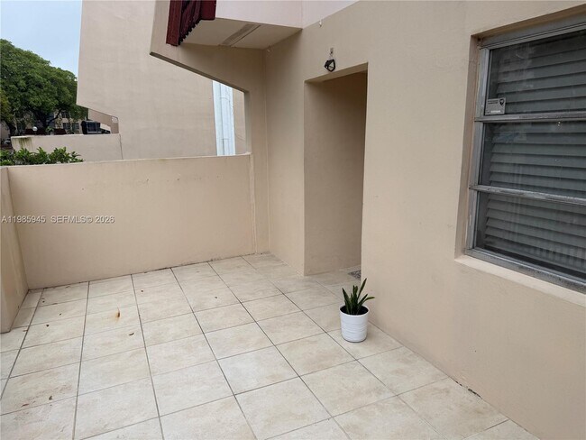 3962 Inverrary Dr in Lauderhill, FL - Building Photo - Building Photo