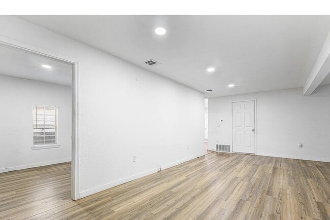 3537 S Laredo St in San Antonio, TX - Foto de edificio - Building Photo