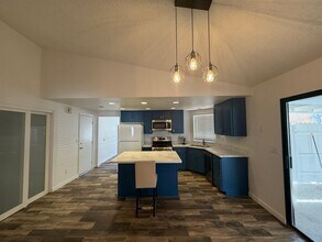 3527 E Ave R12 in Palmdale, CA - Building Photo - Building Photo