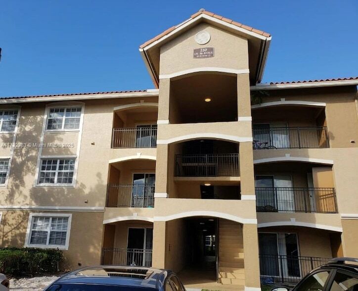 220 SW 116th Ave in Pembroke Pines, FL - Building Photo