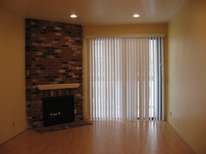 8162 Manitoba St in Playa Del Rey, CA - Foto de edificio - Building Photo