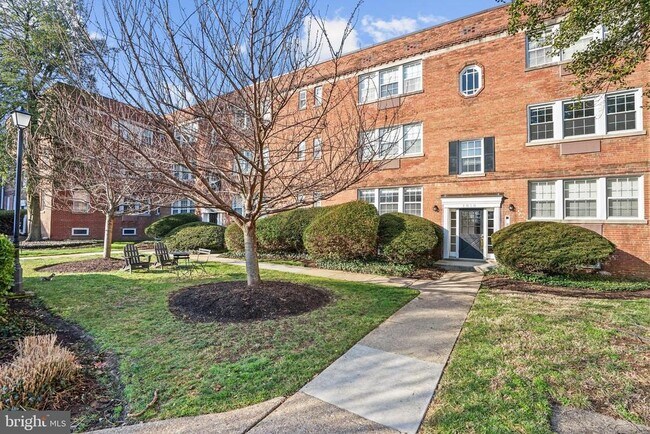 1810 W Abingdon Dr in Alexandria, VA - Building Photo - Building Photo
