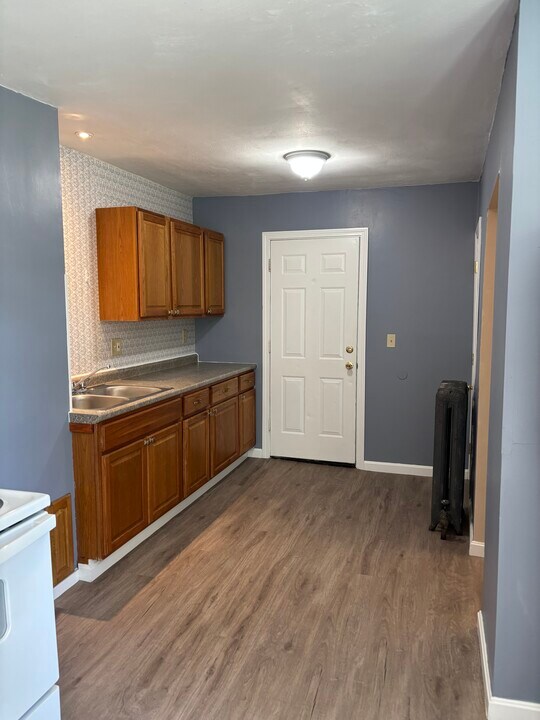 2 Parkin Ave, Unit 2nd floor in Taunton, MA - Foto de edificio