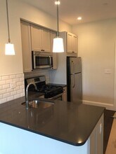 11 Newcomb St, Unit 15 in Boston, MA - Foto de edificio - Building Photo