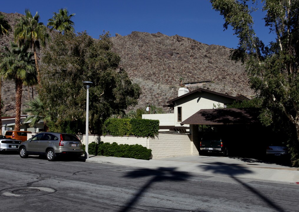 572 W Arenas Rd in Palm Springs, CA - Foto de edificio