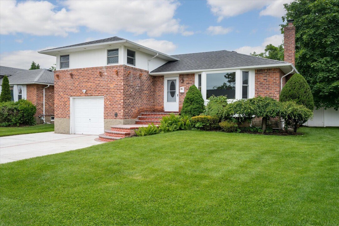 69 Gate Ln in Levittown, NY - Building Photo